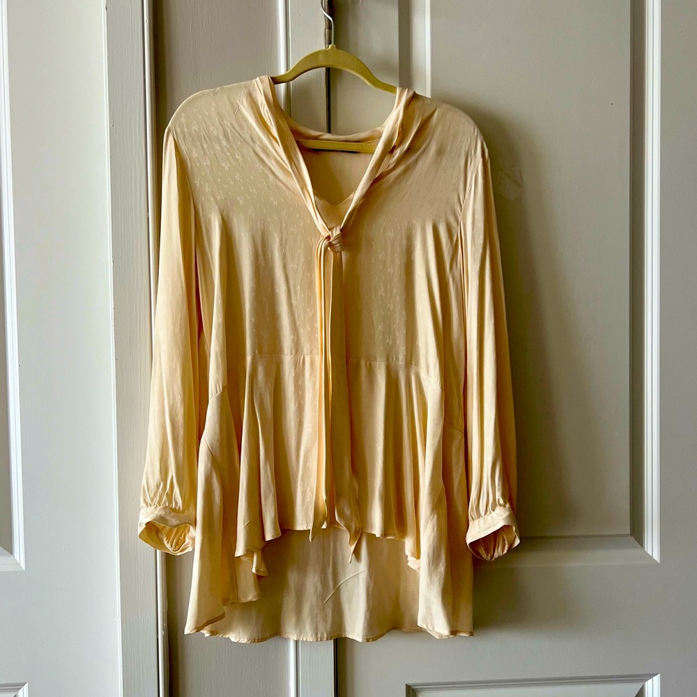 Zara Cream Medium Women's Top in a Great Condition